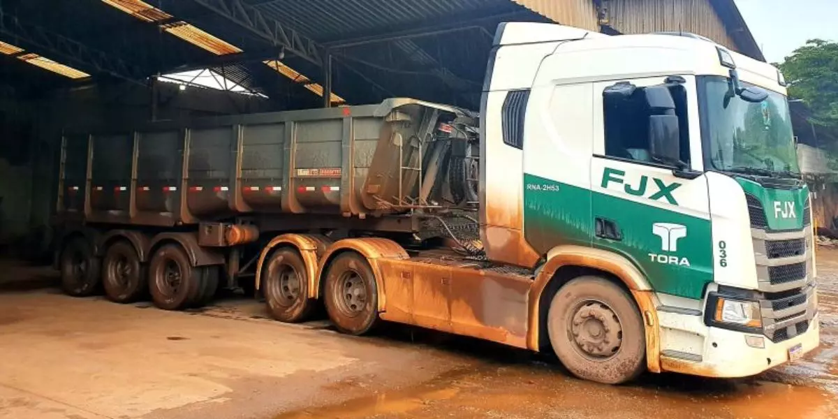 A foto mostra uma carreta da FJX Transportes