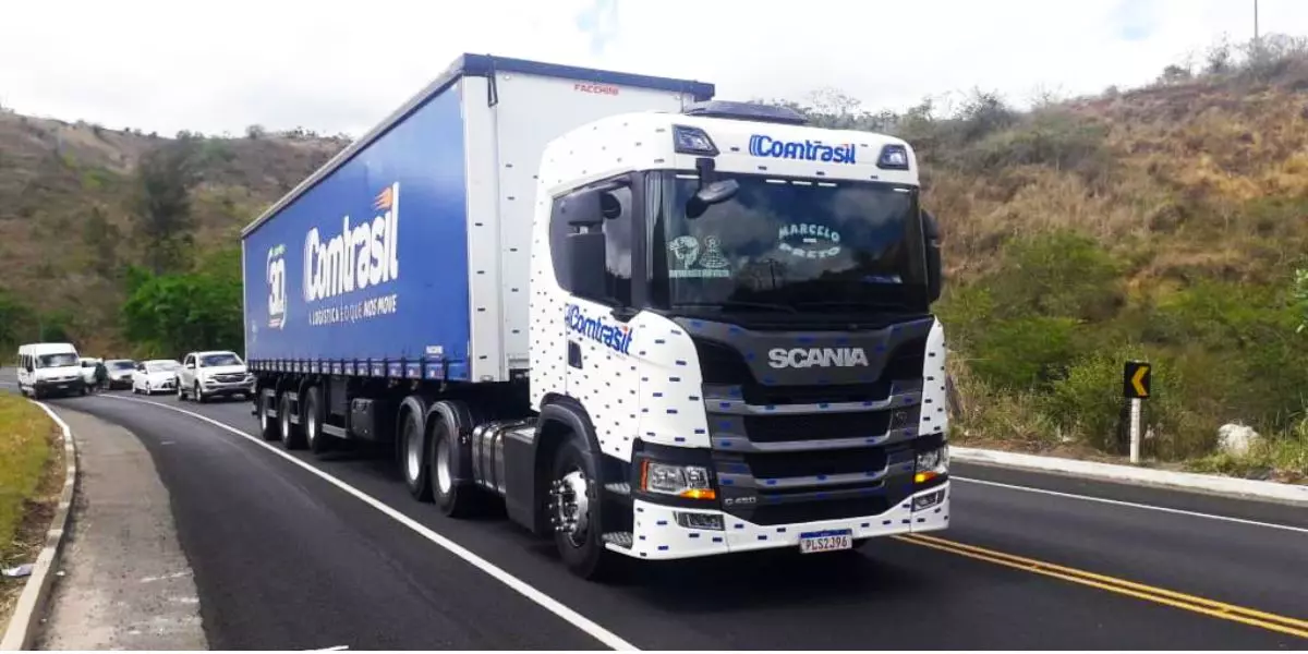 A foto mostra uma carreta da Comtrasil