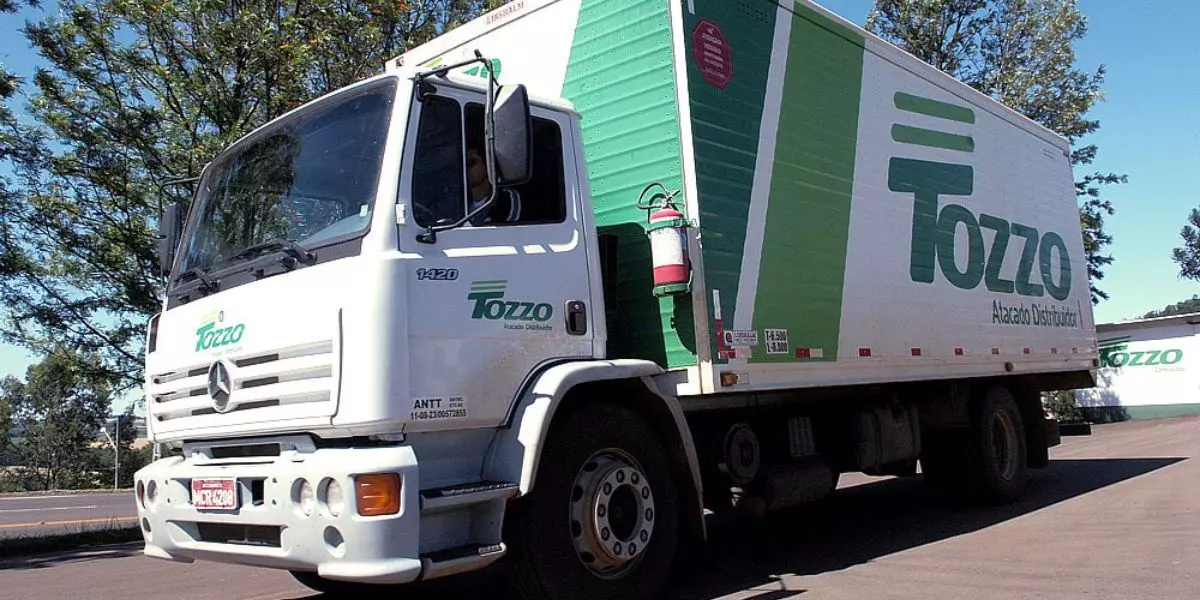 A foto mostra um caminhão da Tozzo Transportes e Logística