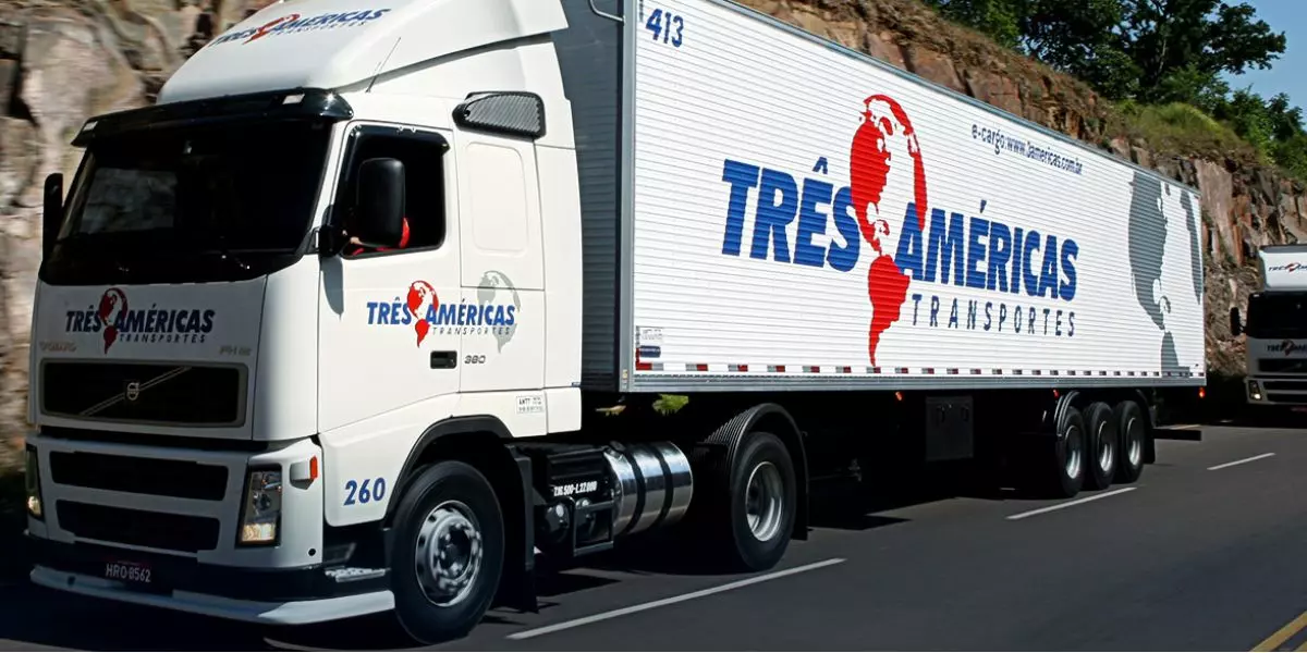 A foto mostra uma carreta da Três Américas Transportes e Logística