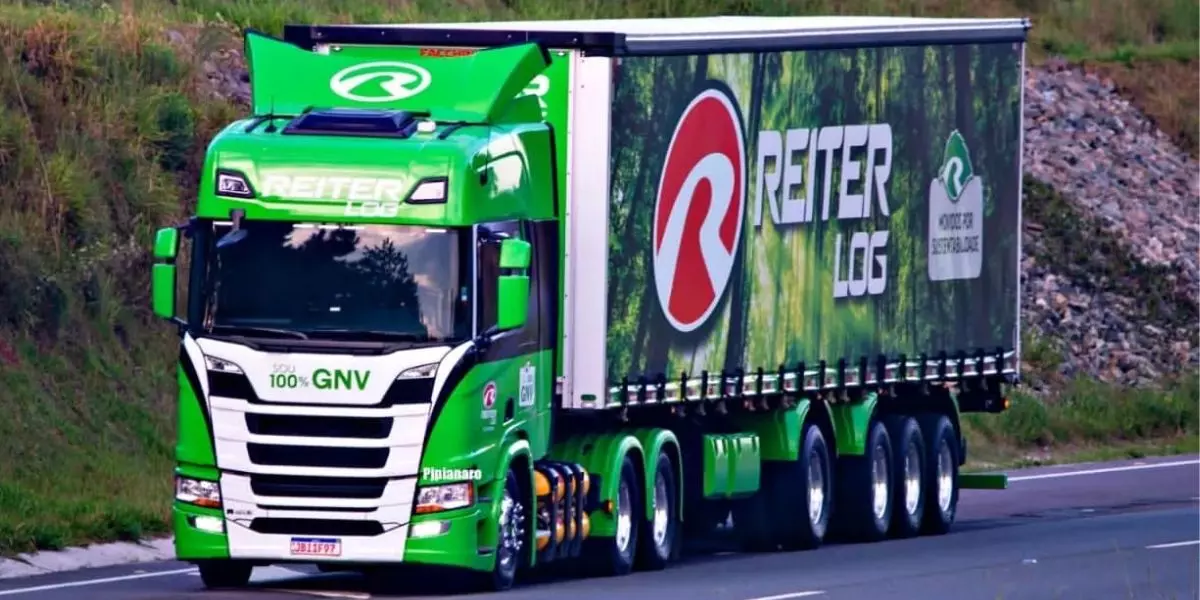 A foto mostra uma carreta da Reiter Log