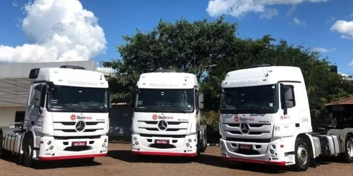 Frota de caminhão da empresa Rodovico Transportes Rodoviários