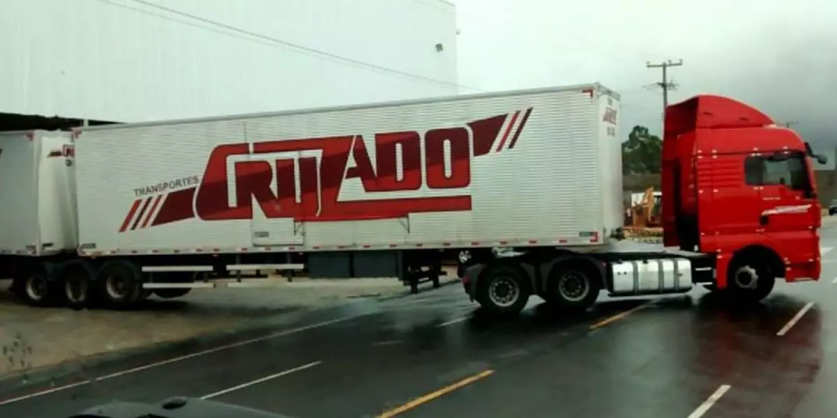 Veículo da empresa Cruzado Transportes