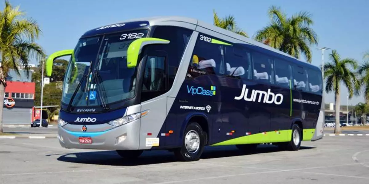 A foto mostra um ônibus da Jumbo Turismo