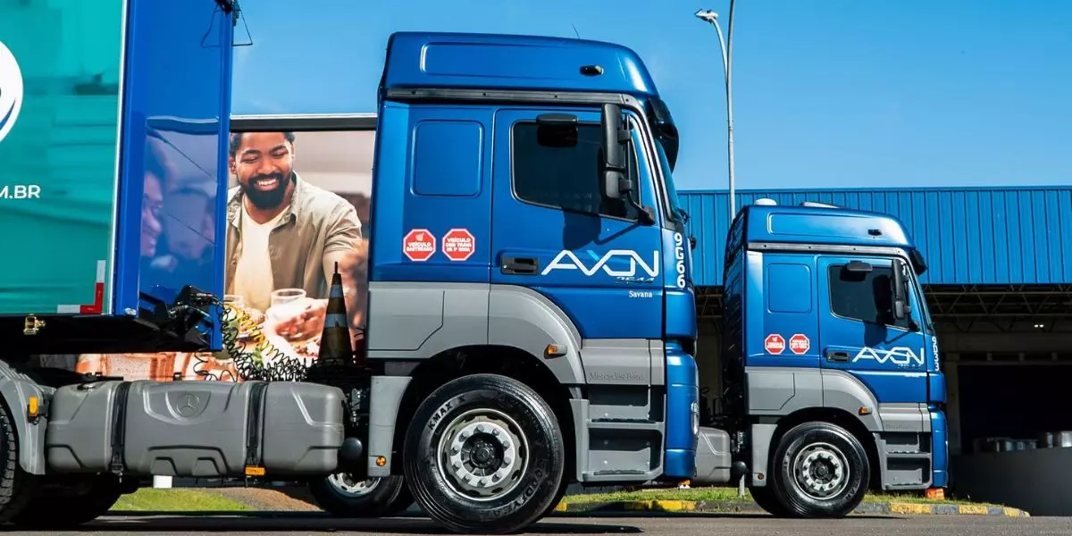 A foto mostra duas carretas da Axon Transportes