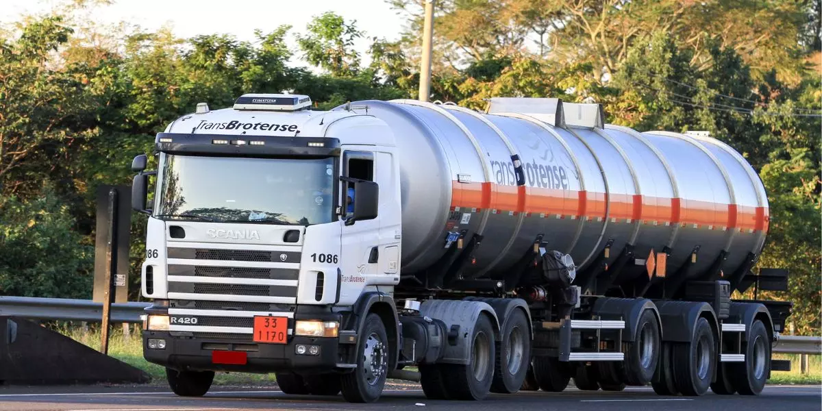 A foto mostra uma carreta da TransBrotense