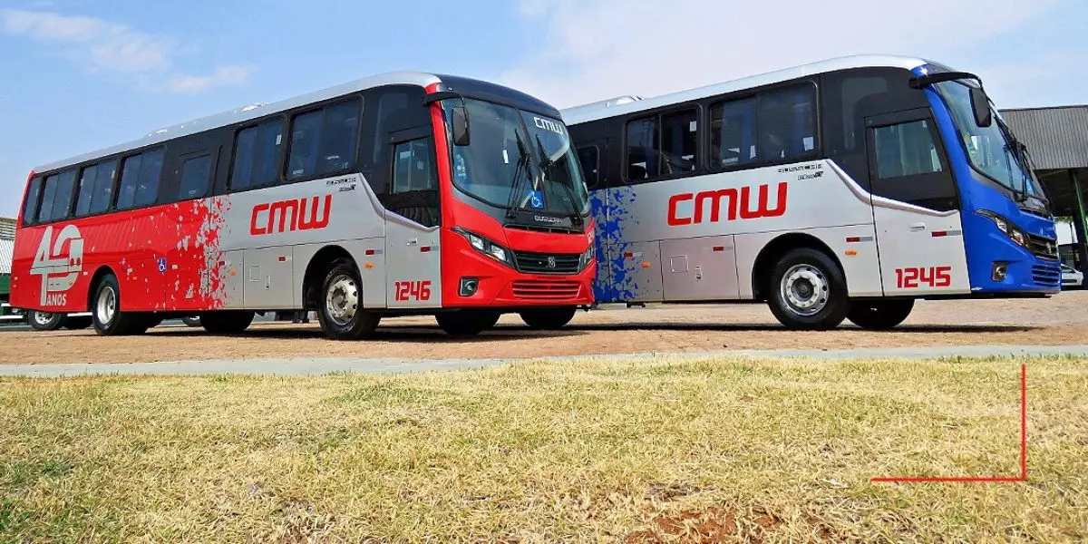 A foto mostra dois ônibus da CMW Transportes