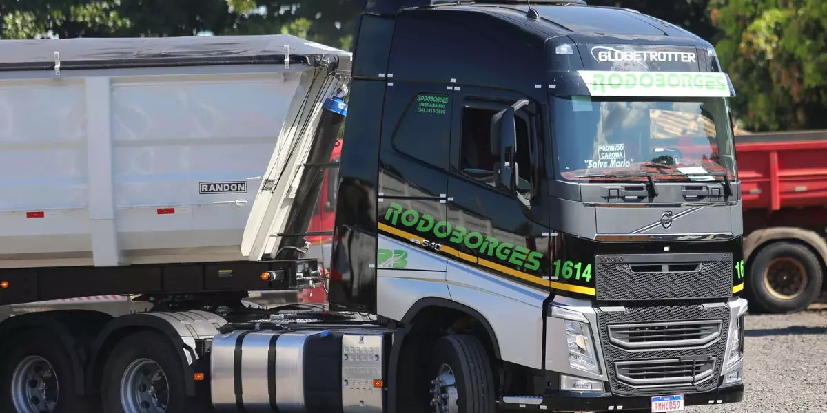 A foto mostra uma carreta da Rodoborges Transportes