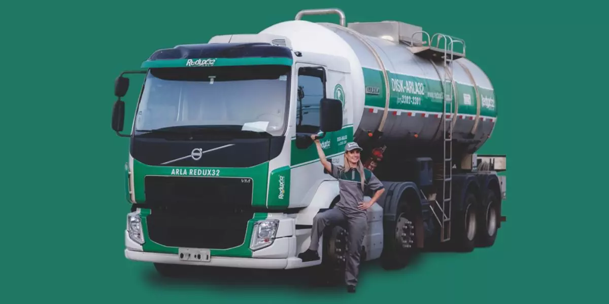 A foto mostra um Caminhão Bitruck da Redux32