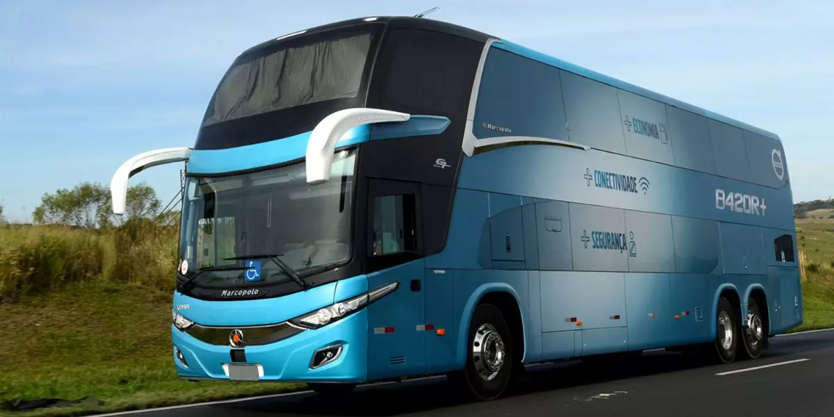 A foto mostra um ônibus