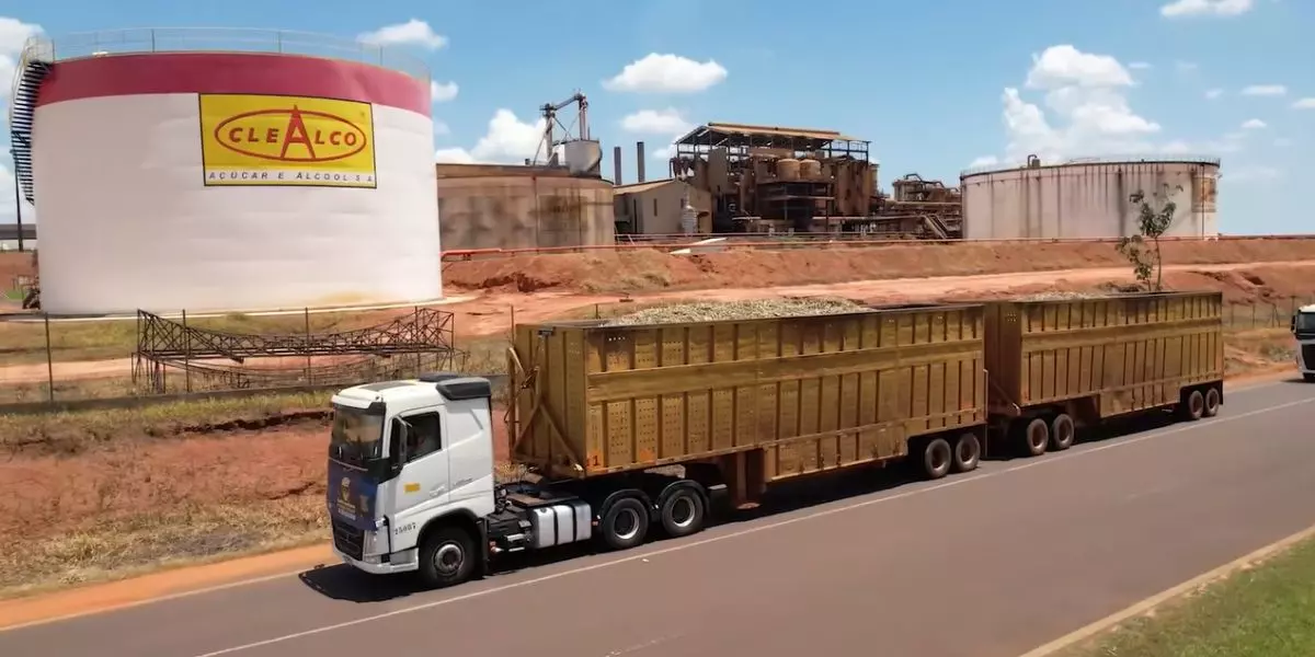 A foto mostra uma carreta da Clealco