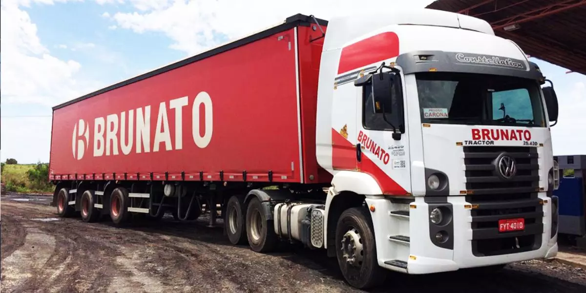 A foto mostra uma carreta da Brunato Transportes