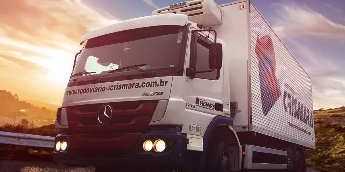 A foto mostra um caminhão da Rodoviário Crismara