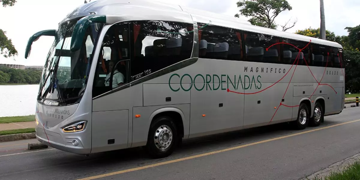 A imagem mostra um ônibus da Cia Coordenadas