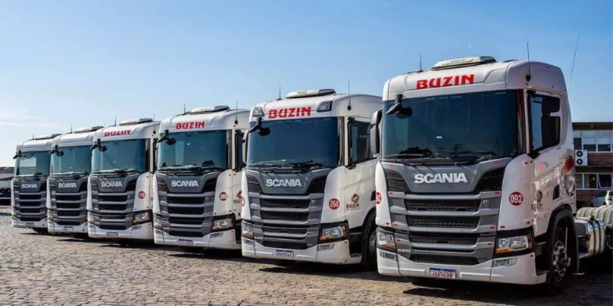 A foto mostra uma frota de carretas da Buzin Transportes