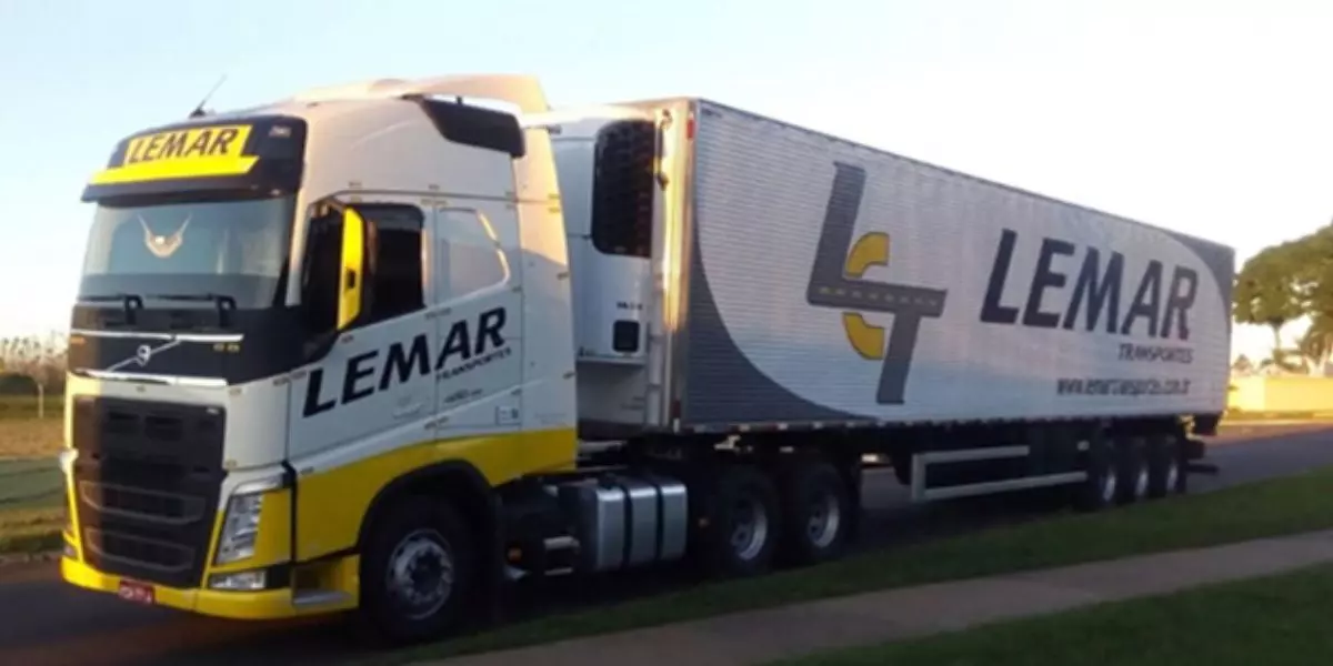 Caminhão da frota da empresa Lemar Transportes