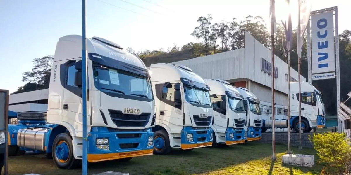 A foto mostra uma frota de carretas da Transporte Excelsior