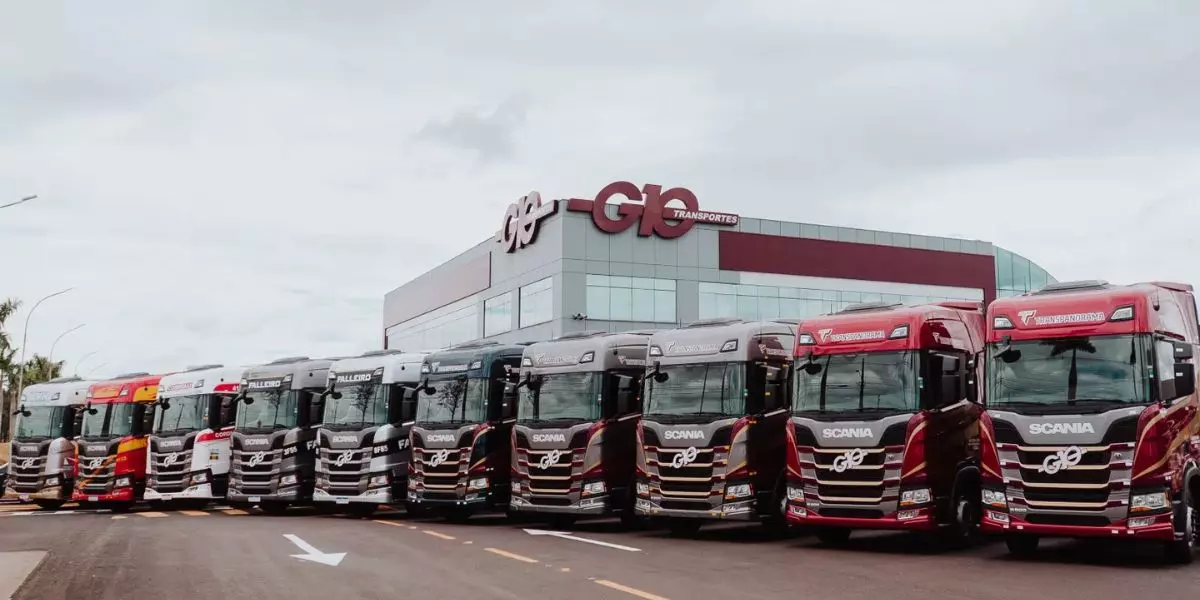 Frota de caminhão da empresa G10 Transportes