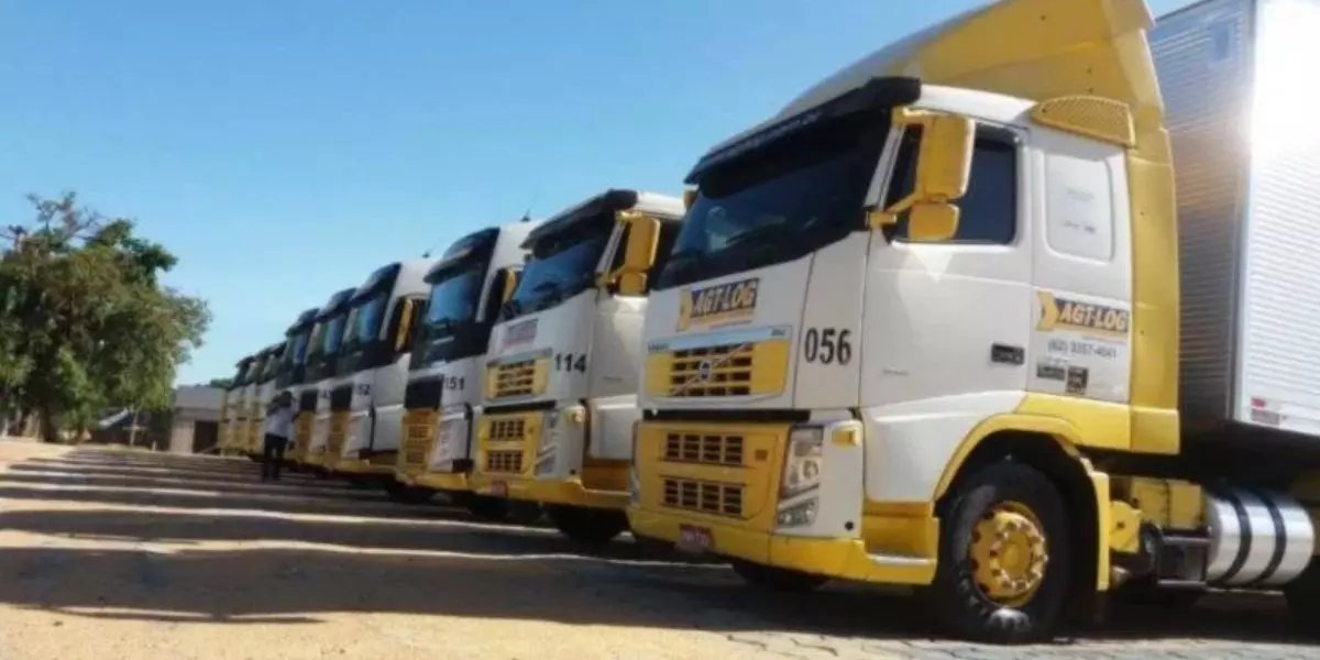 Frota de caminhão da empresa AGT-LOG