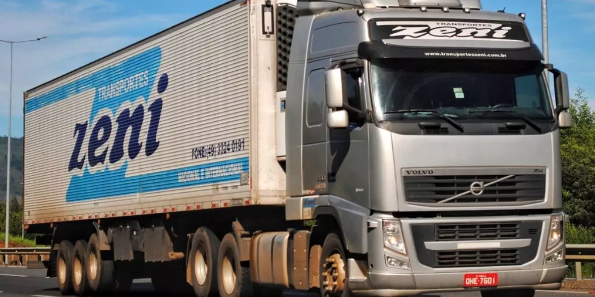 A foto mostra uma carreta da Transportes Zeni