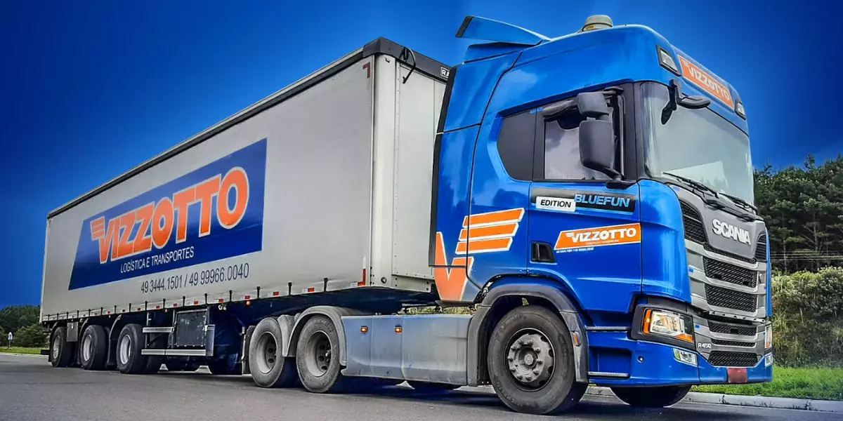 A foto mostra uma carreta da Transportes Vizzotto