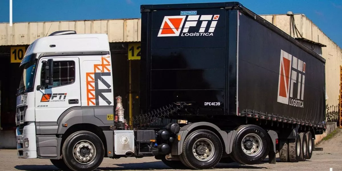 A foto mostra uma carreta da FTI Logística