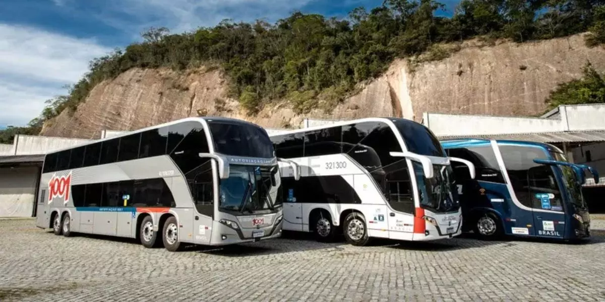 A foto mostra três ônibus do Grupo JCA