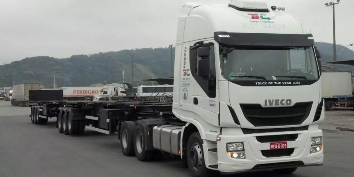 A foto mostra um caminhão da BC Cargo Logística