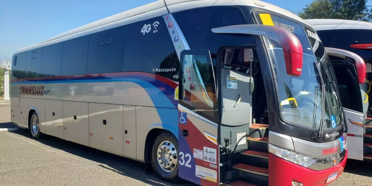 A foto mostra um ônibus da empresa Transluz Viagens