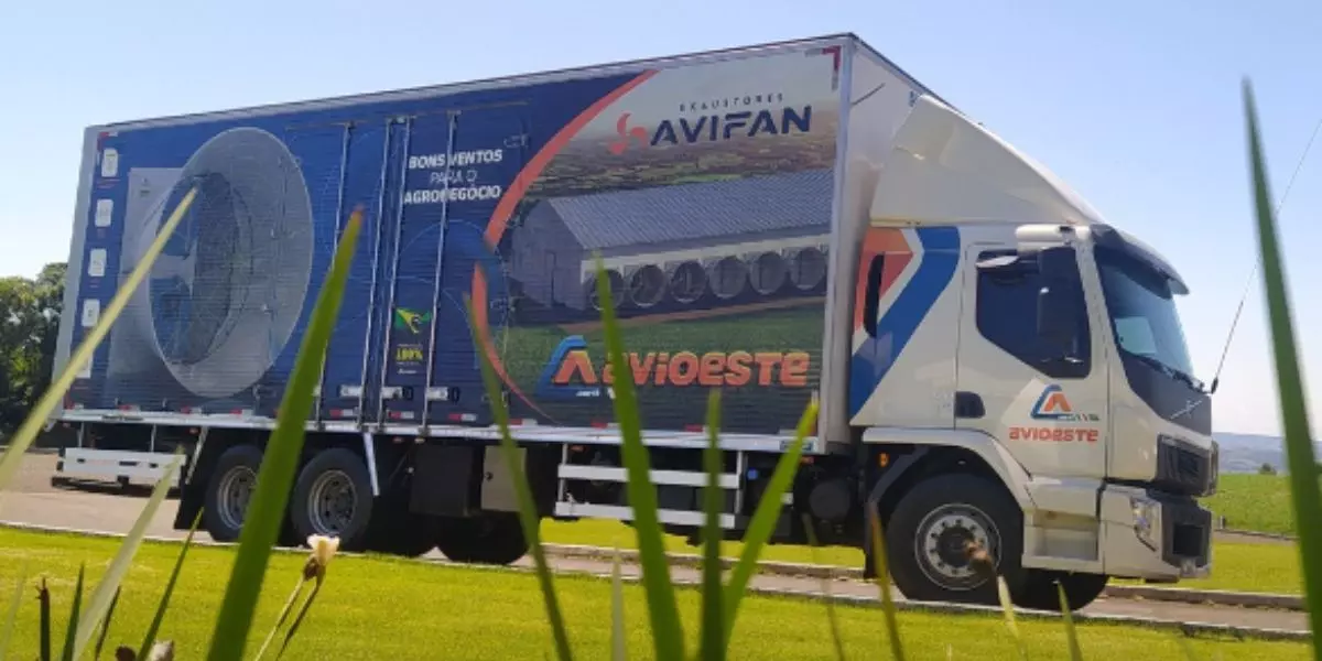 Caminhão da frota da empresa AVIOESTE