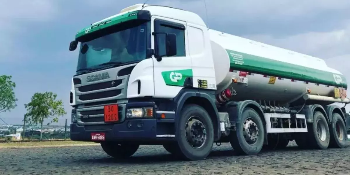 A foto mostra um caminhão Bitruck da GP Combustíveis