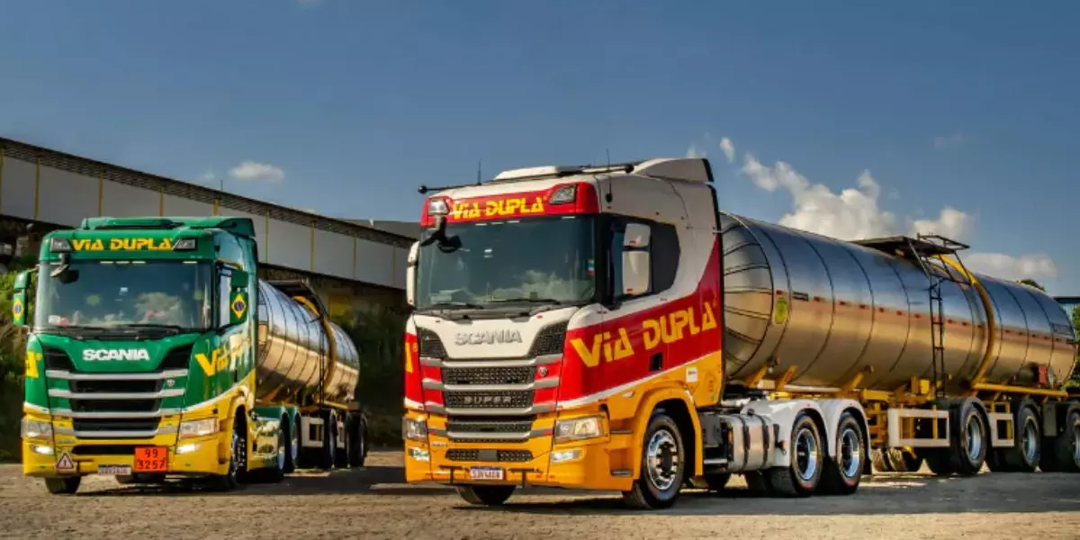 Frota de veículos de transportes de produtos perigosos da empresa Via Dupla Transportes Rodoviários LTDA
