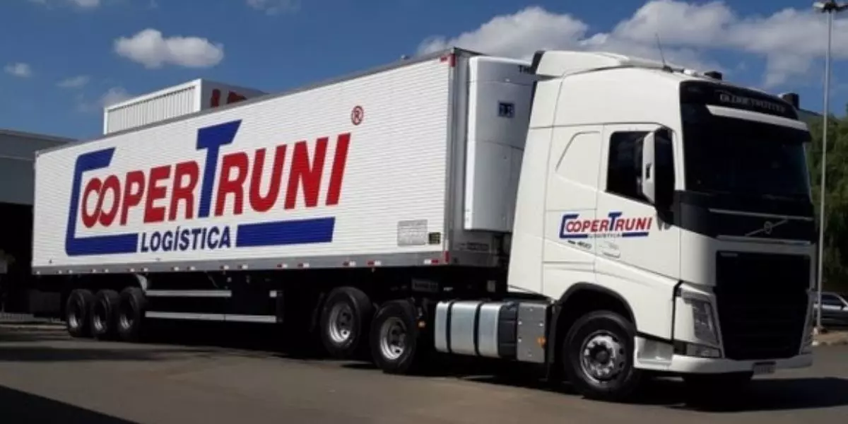 Frota da empresa CooperTruni Logística