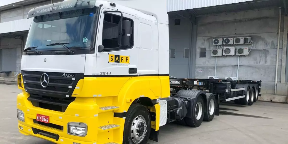 A foto mostra uma carreta da SAFF Transportes