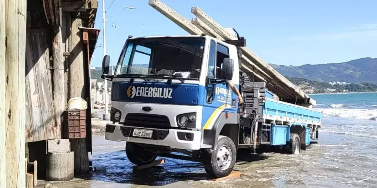 Caminhão da empresa Energiluz Engenharia