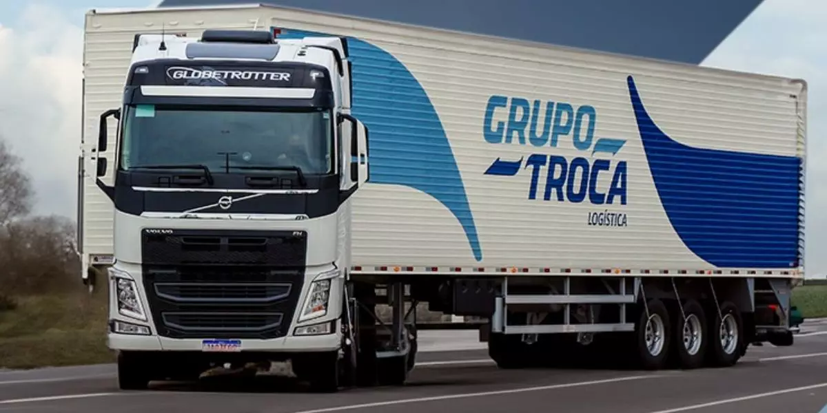 A foto mostra uma carreta do Grupo Troca