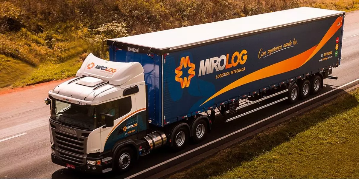 A foto mostra uma carreta da Mirolog Logística