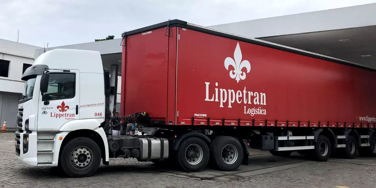 A foto mostra uma carreta da Lippetran Logística