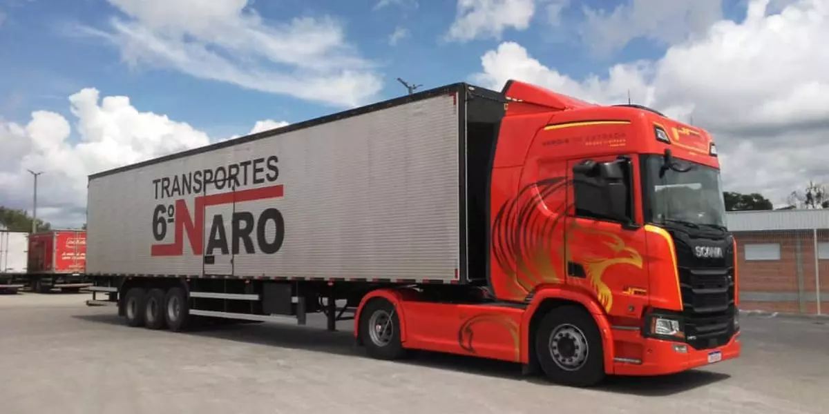 A foto mostra uma carreta da Transportes Cestonaro