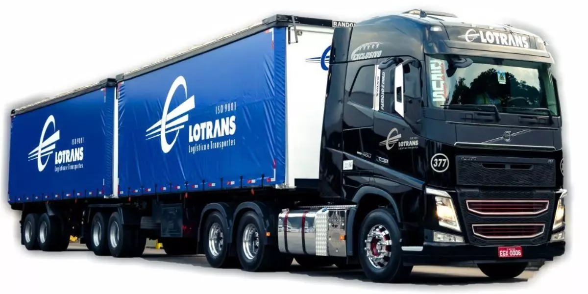 Carreta da empresa Lotrans Transportes