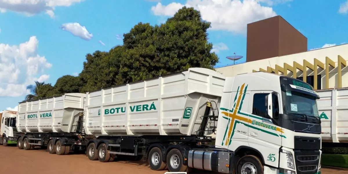 A foto mostra uma carreta do Grupo Botuverá