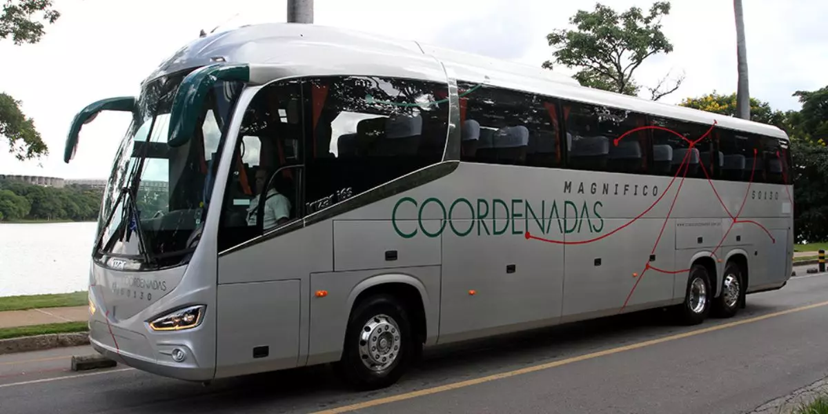 A foto mostra um ônibus da Cia Coordenadas