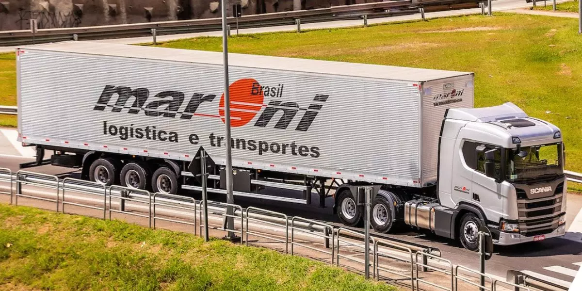 A foto mostra uma carreta do Grupo Maroni