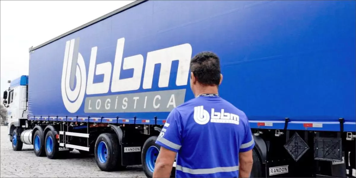 A foto mostra uma carreta da BBM Logística