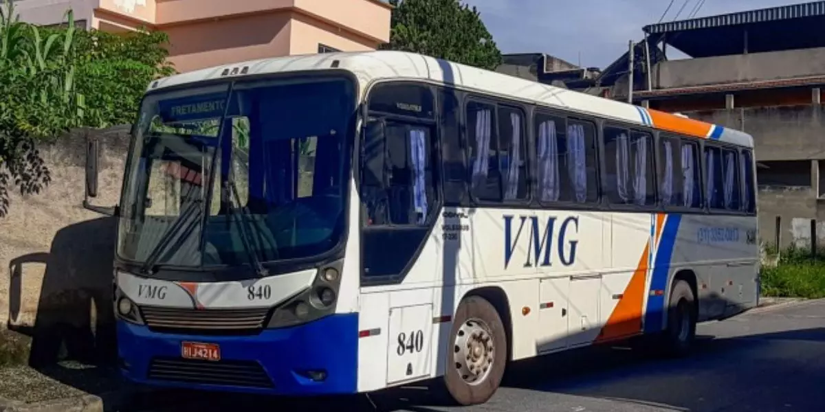 A foto mostra um ônibus da empresa VMG