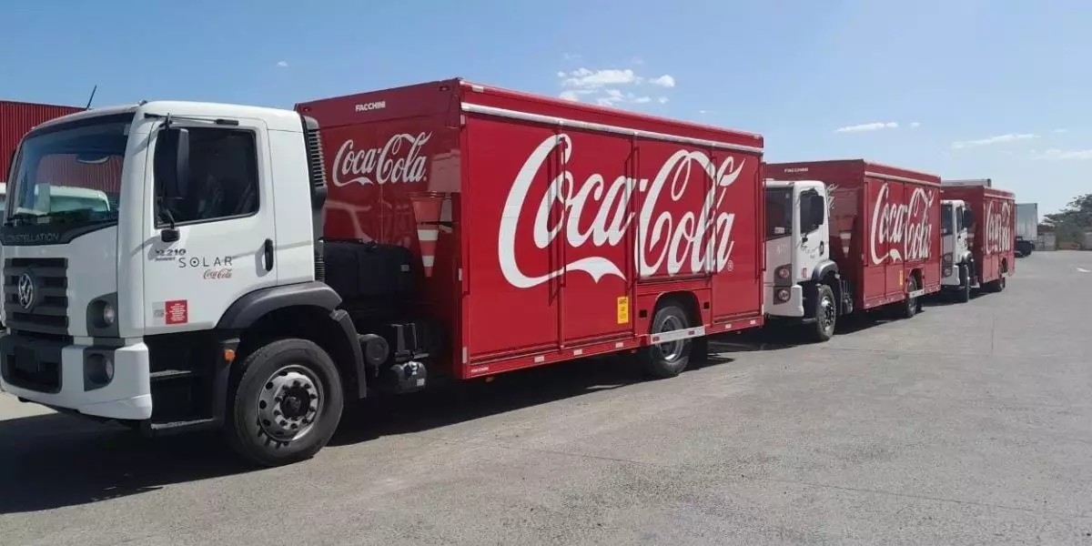 Caminhão da Solar Coca-Cola da frota da empresa Disbrava Distribuidora de Bebidas e Alimentos LTDA