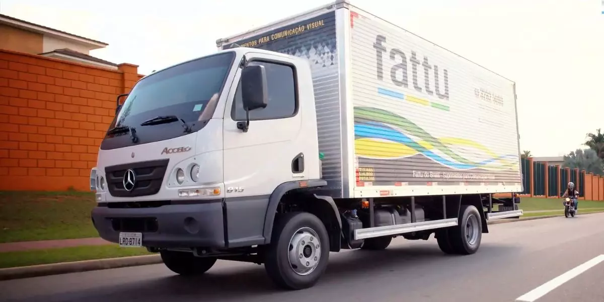 A foto mostra um caminhão da empresa Fattu