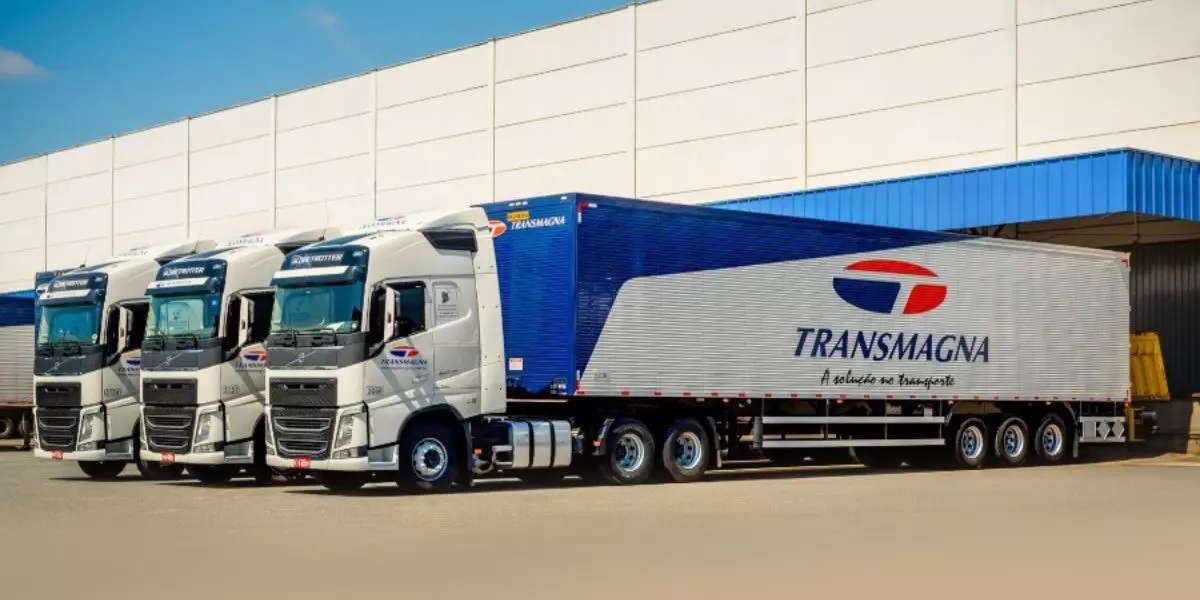 A foto mostra uma frota de carretas da Transmagna
