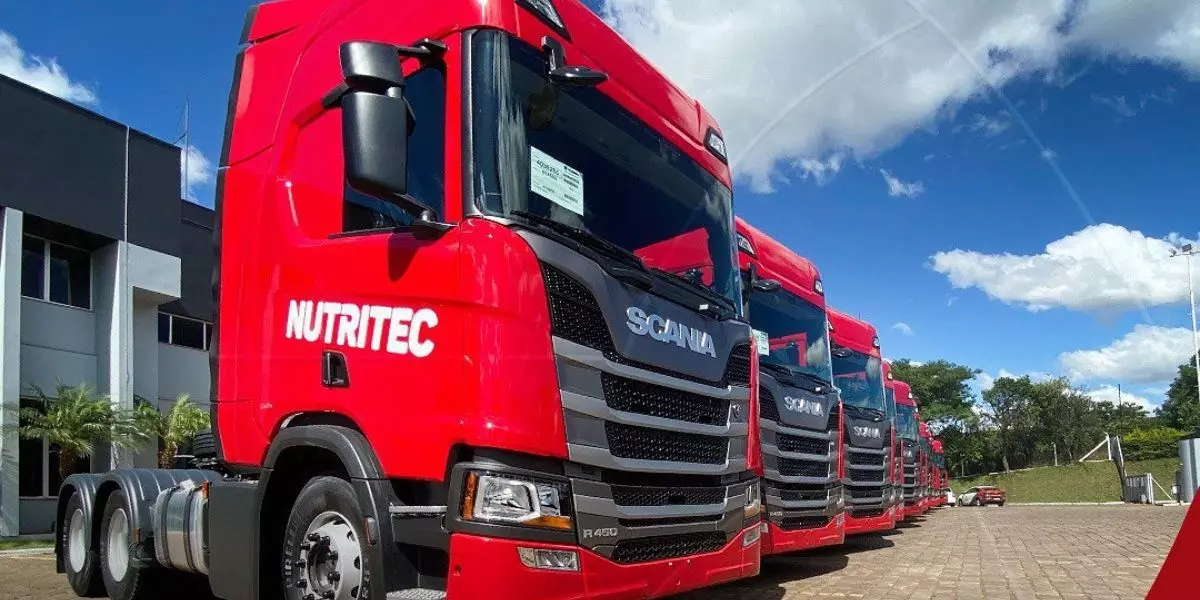 A foto mostra uma frota de caminhões da Nutritec