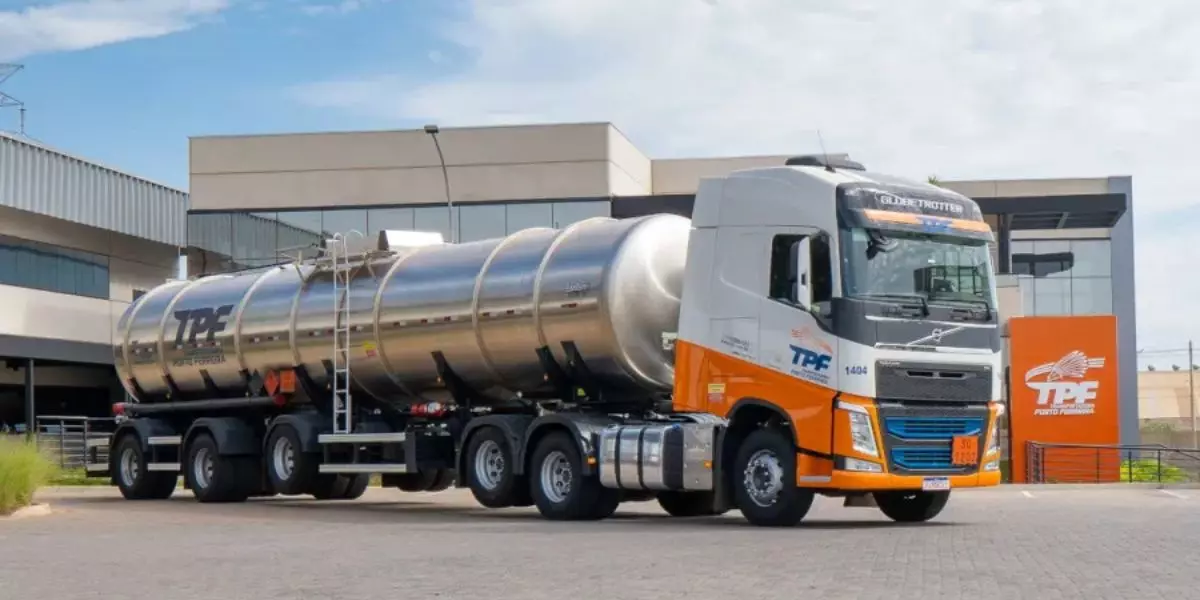 Frota da empresa TPF Transportadora Porto Ferreira